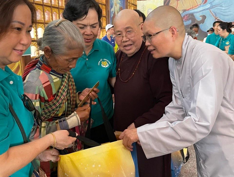 Đoàn trao quà đến hộ nghèo người đồng bào dân tộc vùng biên giới