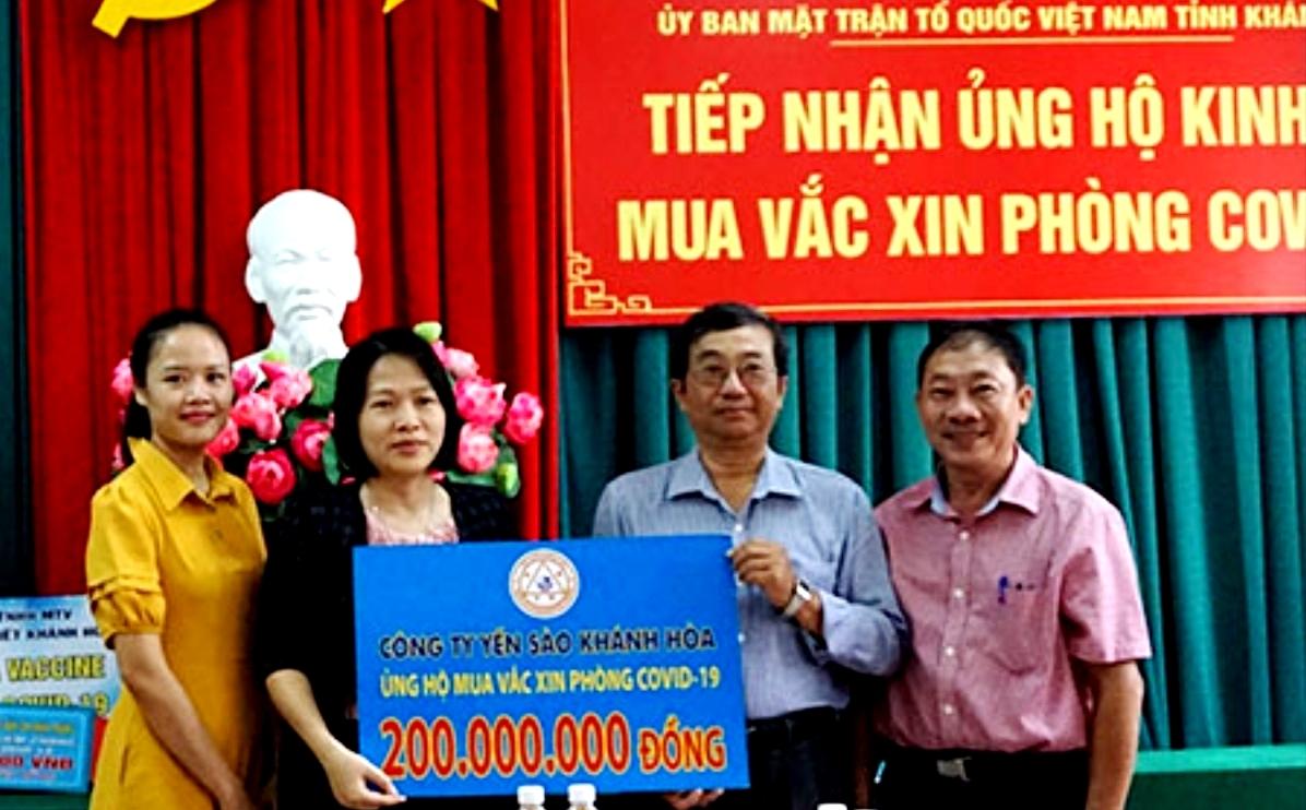 Đại diện Công ty Yến sào Khánh Hòa trao ủng hộ 200 triệu đồng mua vắc-xin Đại diện Công ty Yến sào Khánh Hòa trao ủng hộ 200 triệu đồng mua vắc-xin