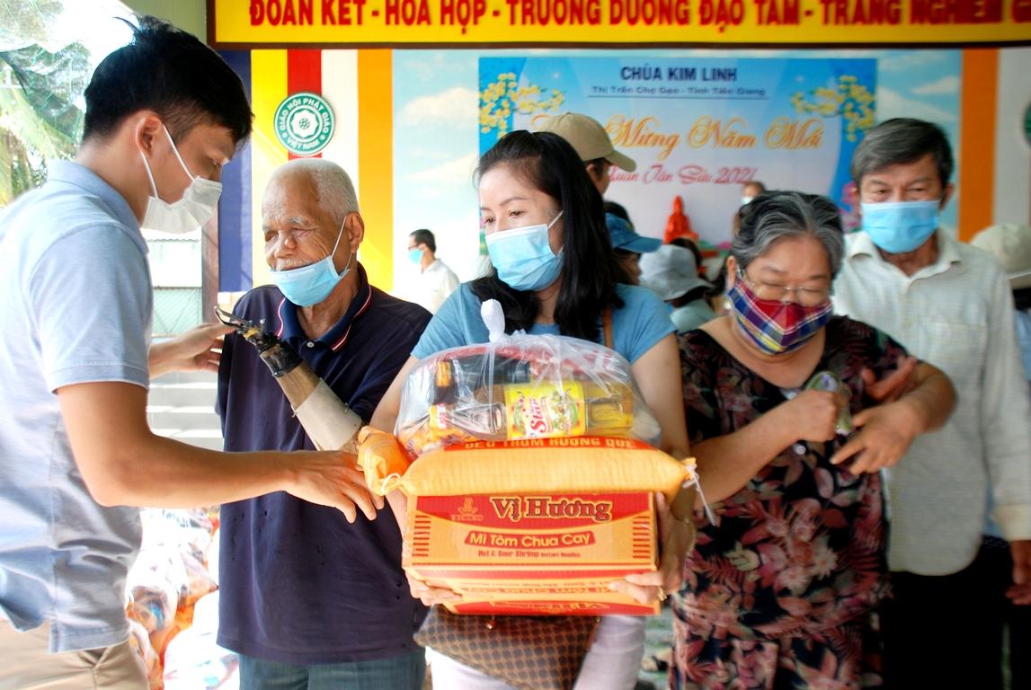 Đoàn Phật tử thiền viện Vạn Hạnh chia sẻ với người khiếm thị khó khăn Đoàn Phật tử thiền viện Vạn Hạnh chia sẻ với người khiếm thị khó khăn