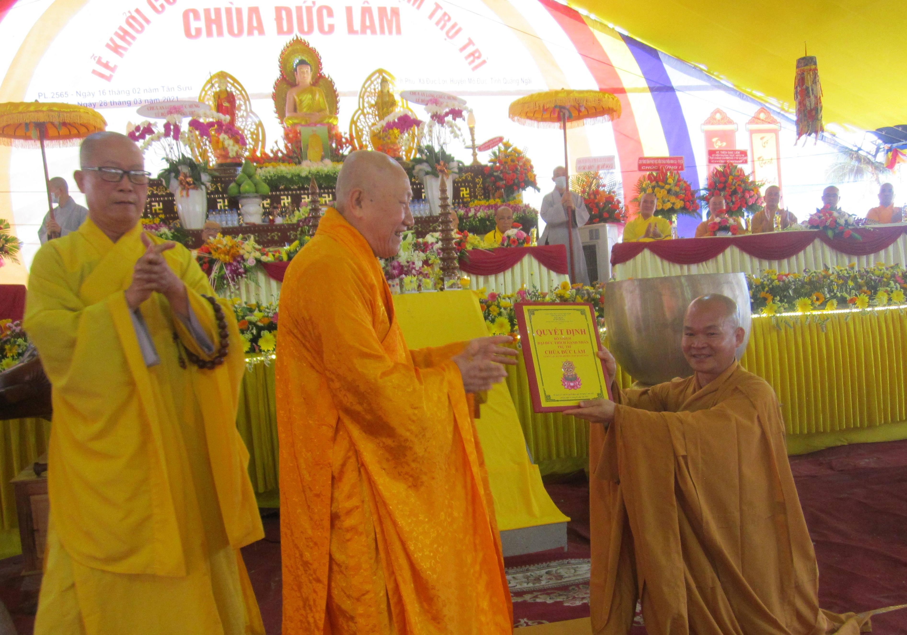 Trao quyết định bổ nhiệm trụ trì chùa Đức Lâm cho Đại đức Thích Hạnh Nhân