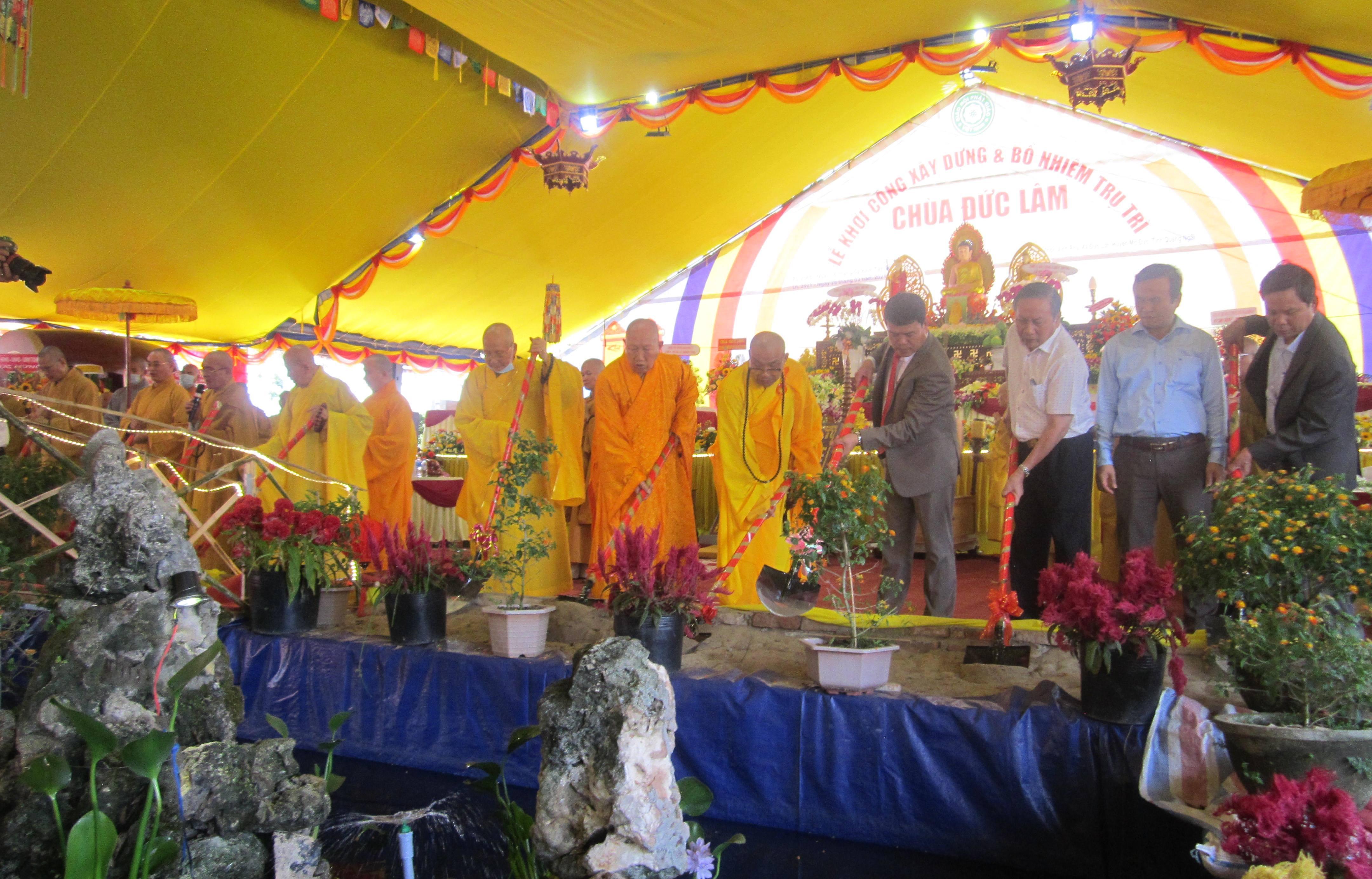 Thực hiện nghi thức đặt đá xây dựng ngôi chánh điện chùa Đức Lâm