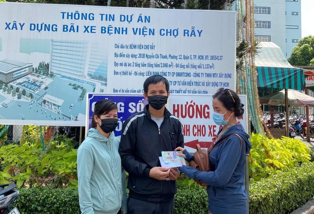 Trao tiền hỗ trợ đến gia đình em Sơn đang điều trị tại Bệnh viện Chợ Rẫy sáng 28-3