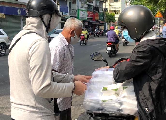 Trao những suất cơm chay đến người khó khăn, cơ nhỡ TP.HCM Trao những suất cơm chay đến người khó khăn, cơ nhỡ TP.HCM