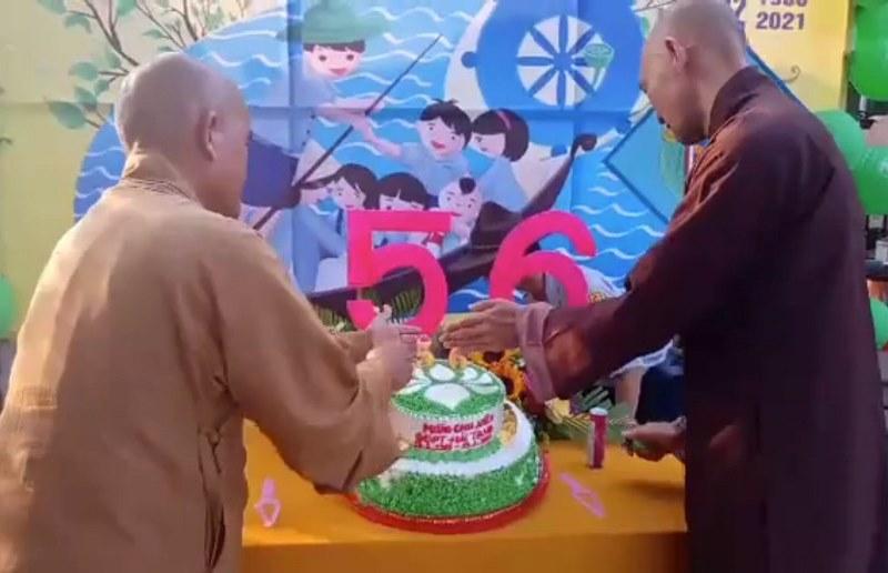 thắp lên ngọn nến kỷ niệm 56 năm ngày thành lập Gia đình Phật tử Hải Tạng. thắp lên ngọn nến kỷ niệm 56 năm ngày thành lập Gia đình Phật tử Hải Tạng.