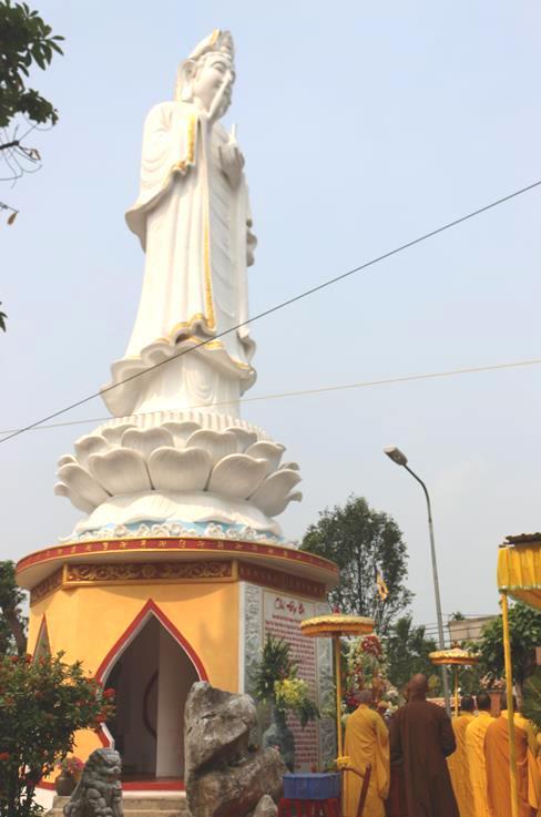 Tôn tượng Bồ-tát Quán Thế Âm cao 15m trong khuôn viên chùa Phổ Minh