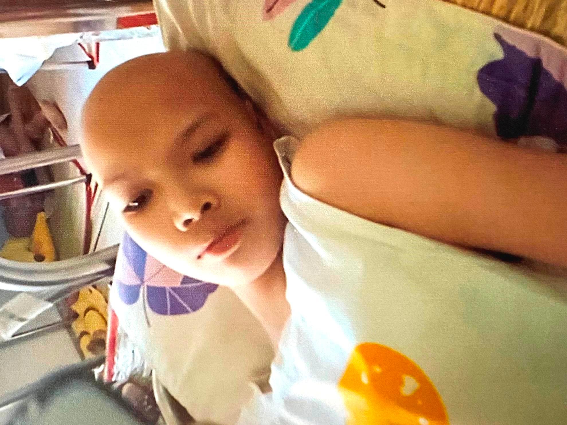 Em Phạm Nguyễn Mai Vi, sinh năm 2008 bị hai bênh ung thư cùng lúc Em Phạm Nguyễn Mai Vi, sinh năm 2008 bị hai bênh ung thư cùng lúc