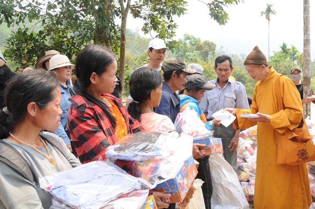 Hòa thượng Thích Thiện Thành trao quà đến bà con miền núi Nam Trà My Hòa thượng Thích Thiện Thành trao quà đến bà con miền núi Nam Trà My