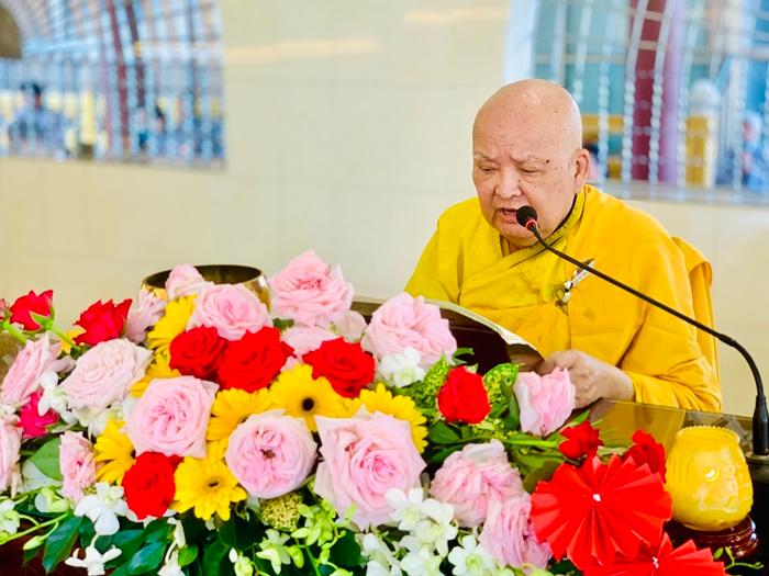 Hòa thượng Thích Hoằng Thông, giới sư truyền giới đến đại chúng Hòa thượng Thích Hoằng Thông, giới sư truyền giới đến đại chúng