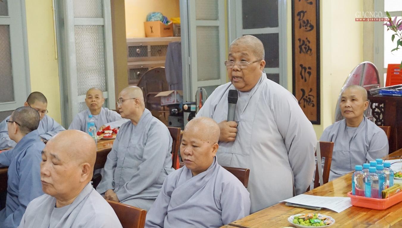 Ni sư Thích nữ Lệ Thuận đóng góp ý kiến tại buổi họp