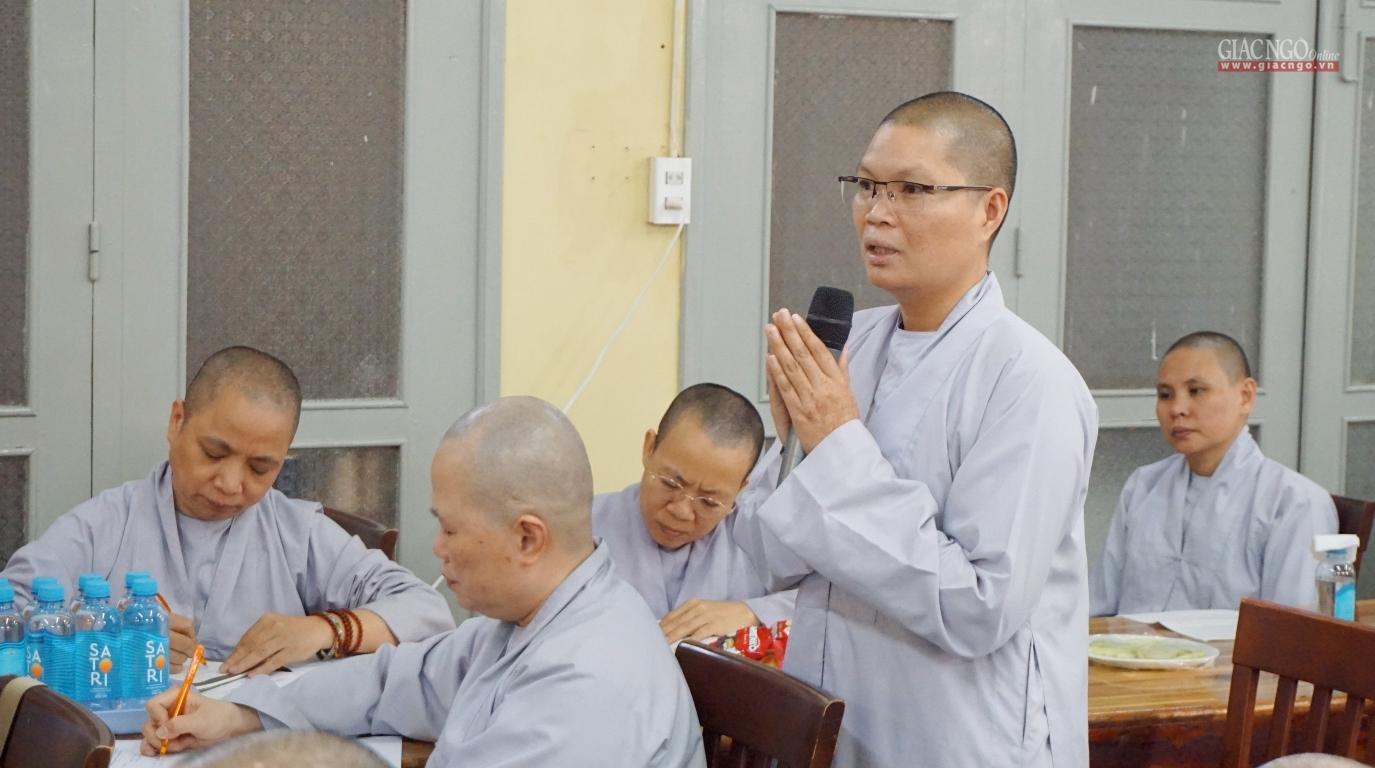 Sư cô Thích nữ Huệ Đức đóng góp ý kiến