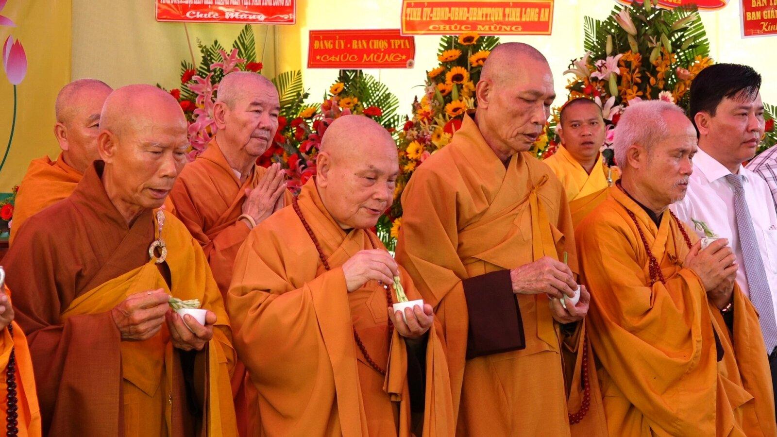 Chư tôn giáo phẩm sái tịnh cho công trình xây dựng tôn tượng Bồ-tát Quan Thế Âm Chư tôn giáo phẩm sái tịnh cho công trình xây dựng tôn tượng Bồ-tát Quan Thế Âm