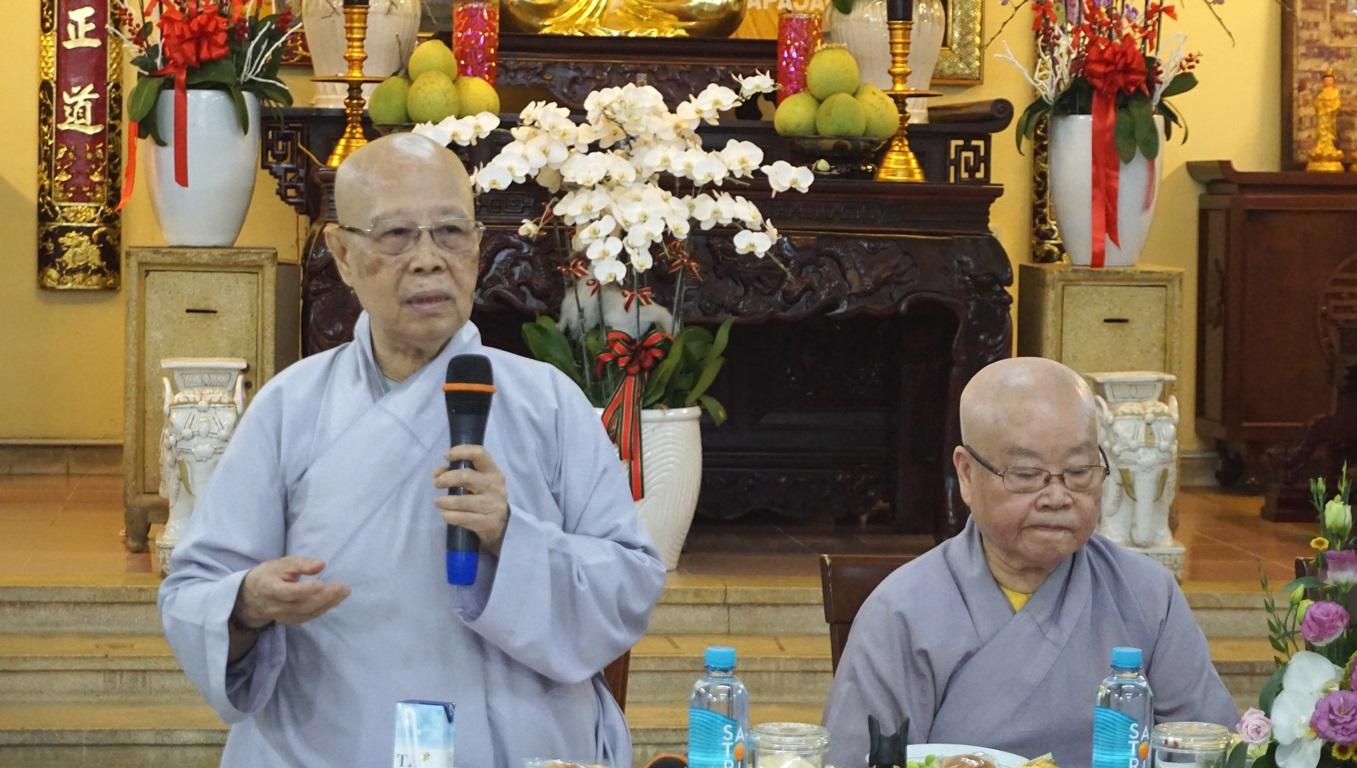 Ni trưởng Thích nữ Như Huệ đóng góp ý kiến