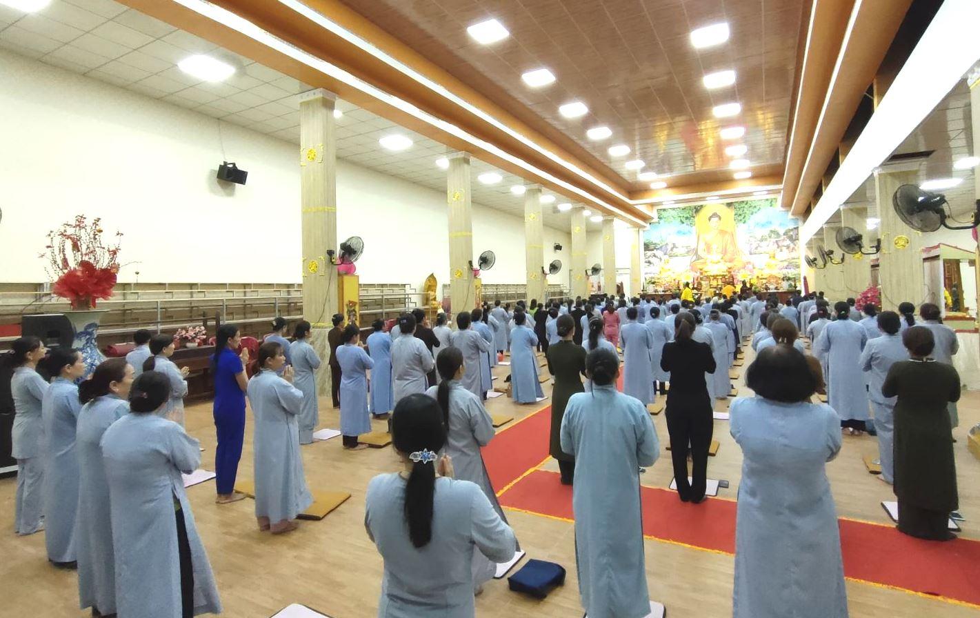 300 Phật tử đã đảnh lễ, thành kính dâng nén tâm hương lên Bồ-tát Quán Thế Âm 300 Phật tử đã đảnh lễ, thành kính dâng nén tâm hương lên Bồ-tát Quán Thế Âm