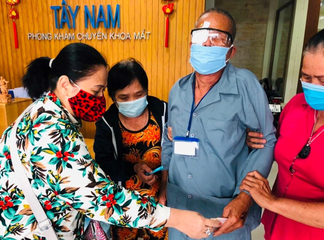 Bệnh nhân nghèo được phẫu thuật mắt miễn phí