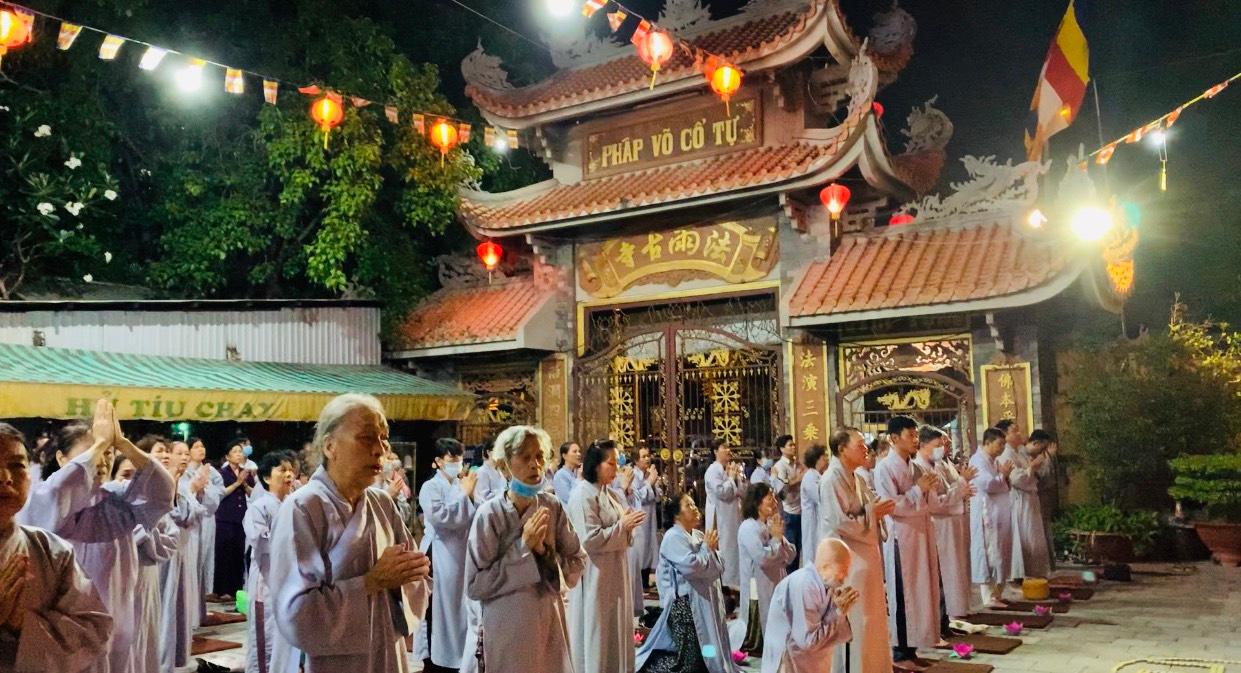 Phật tử tham gia lạy ngũ bách danh nhân khánh đản Đức Bồ-tát Quán Thế Âm - Ảnh: CTV Phật tử tham gia lạy ngũ bách danh nhân khánh đản Đức Bồ-tát Quán Thế Âm - Ảnh: CTV