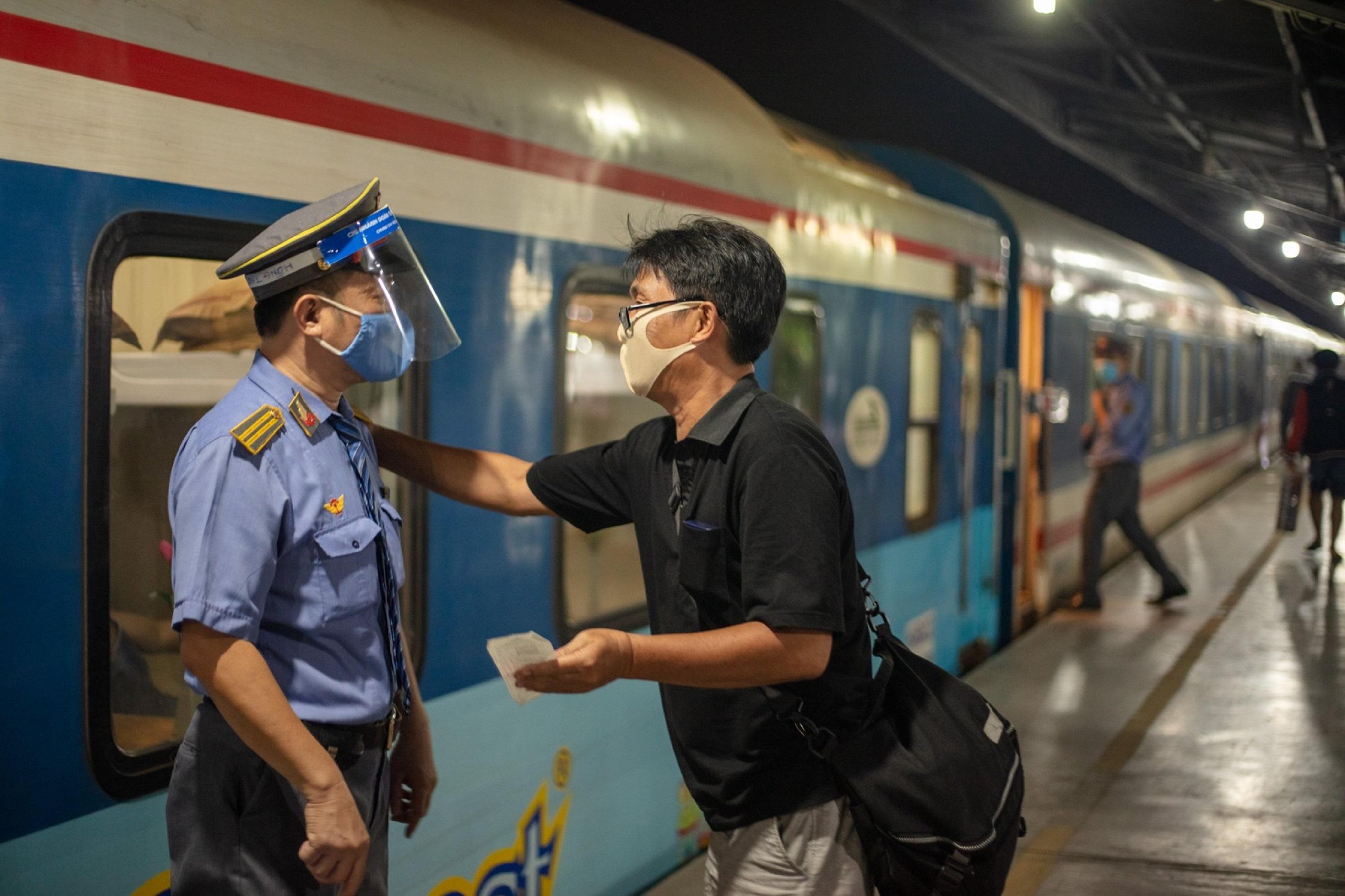 Một du khách người nước ngoài cảm ơn thành viên của đoàn tiếp viên sau khi xuống ga