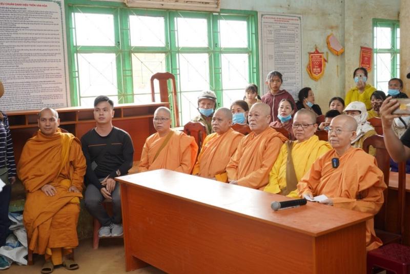 Đoàn từ thiện chuẩn bị trao quà Đoàn từ thiện chuẩn bị trao quà