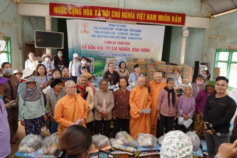 Đại diện các tịnh xá trao quà đến bà con xã Đắk Nia Đại diện các tịnh xá trao quà đến bà con xã Đắk Nia