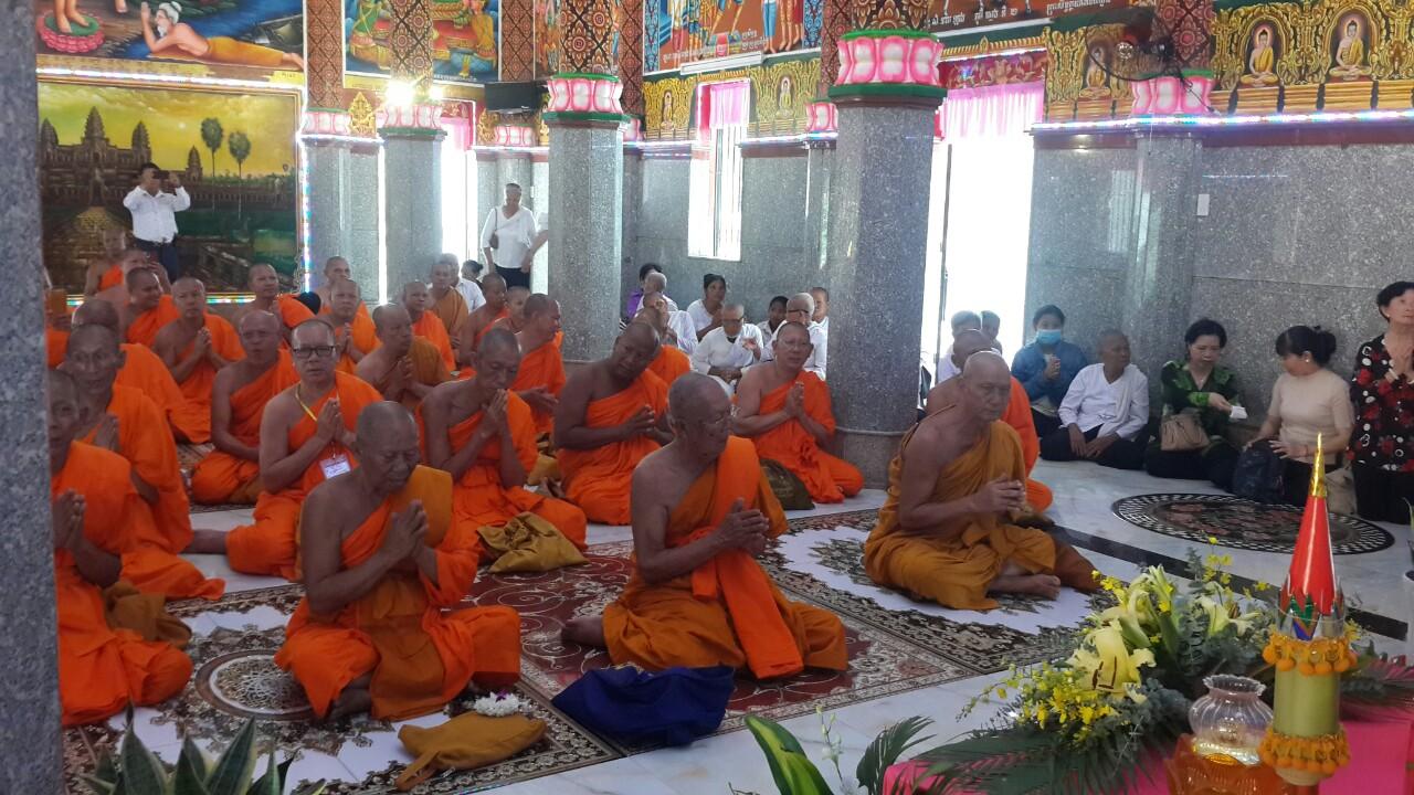 Chư Tăng cầu nguyện trong lễ khánh thành ngôi chánh điện Chư Tăng cầu nguyện trong lễ khánh thành ngôi chánh điện