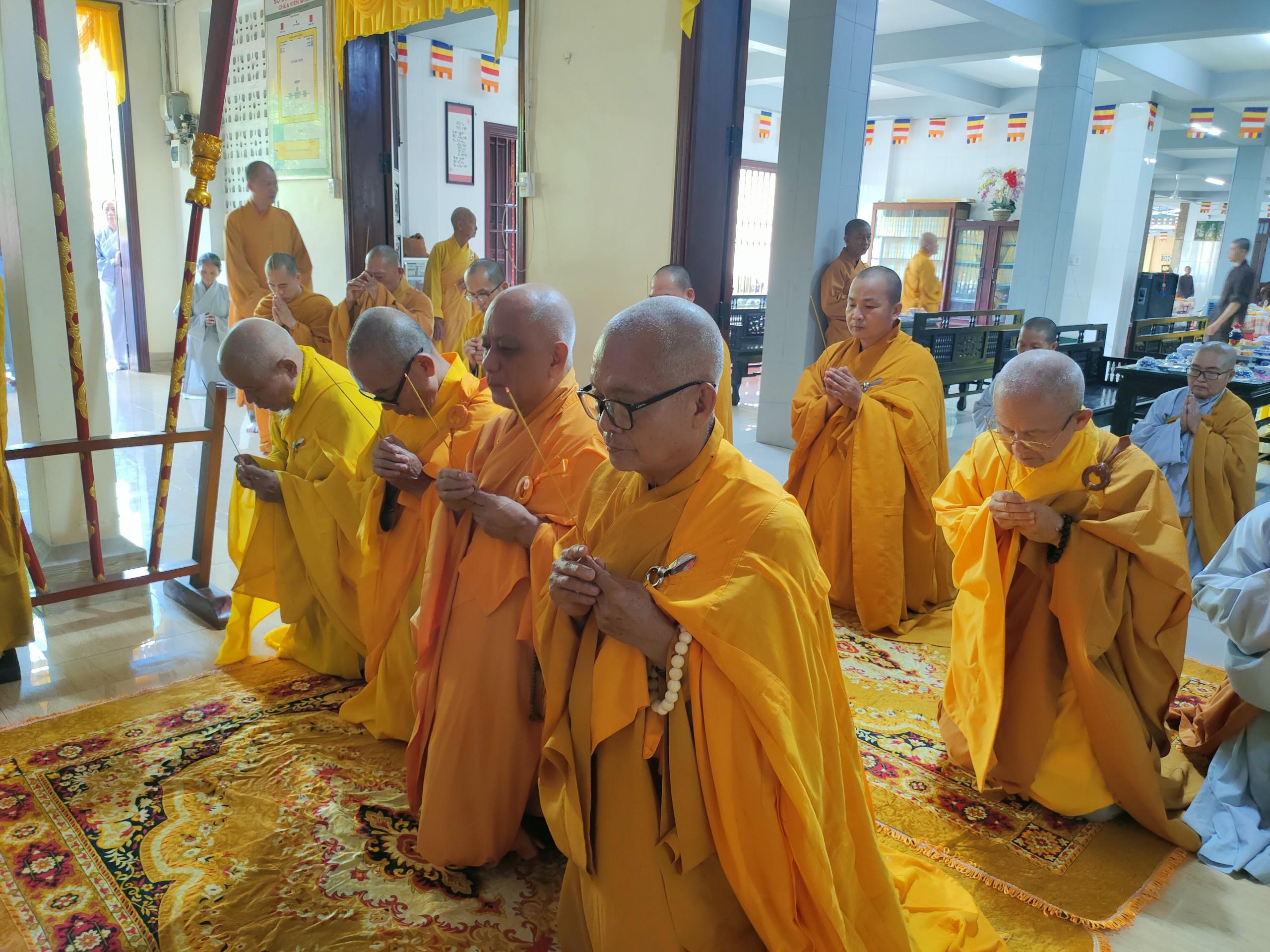 Chư tôn đức Ban Trị sự Phật giáo tỉnh Bến Tre niêm hương tưởng niệm Chư tôn đức Ban Trị sự Phật giáo tỉnh Bến Tre niêm hương tưởng niệm