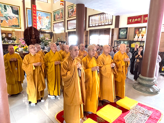 Chư tôn đức Thường trực BTS GHPGVN huyện Cái Bè thắp hương tưởng niệm Chư tôn đức Thường trực BTS GHPGVN huyện Cái Bè thắp hương tưởng niệm