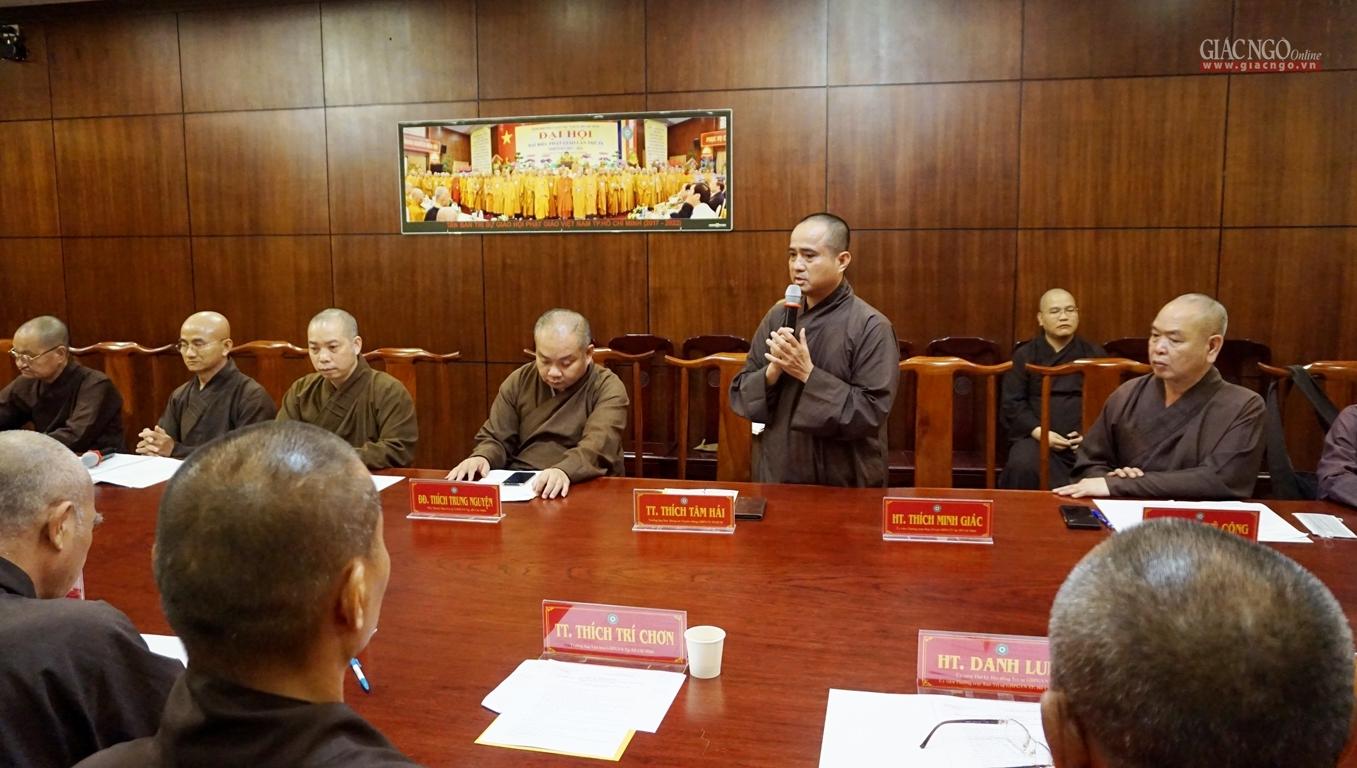 Thượng tọa Thích Tâm Hải đóng góp ý kiến tại buổi họp Thượng tọa Thích Tâm Hải đóng góp ý kiến tại buổi họp