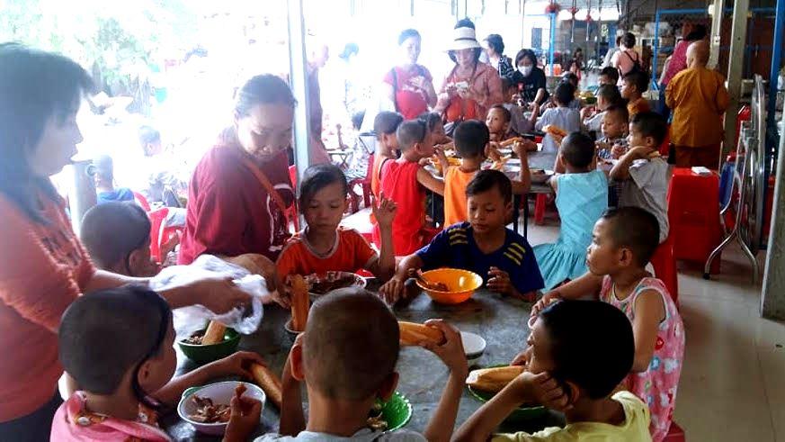 Tổ chức buổi ăn trưa tại Mái ấm Mây Ngàn - Ảnh: Phạm Dũng Tổ chức buổi ăn trưa tại Mái ấm Mây Ngàn - Ảnh: Phạm Dũng