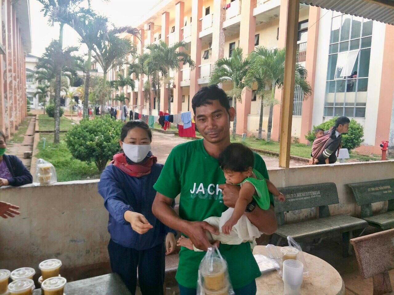 Bệnh nhân và thân nhân được nhận suất cháo miễn phí Bệnh nhân và thân nhân được nhận suất cháo miễn phí