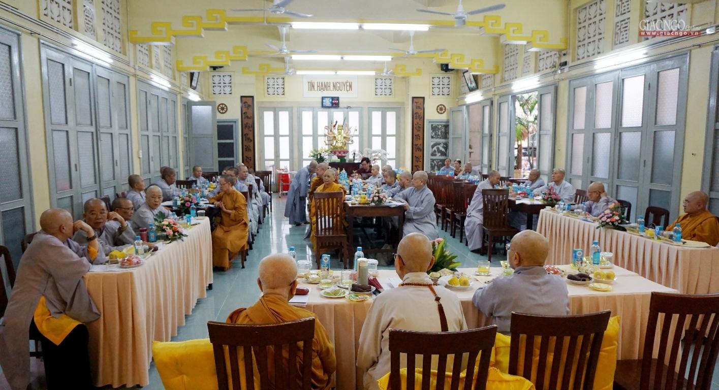 Quang cảnh buổi họp của chư Ni Phân ban Ni giới Trung ương tại tổ đình Từ Nghiêm Quang cảnh buổi họp của chư Ni Phân ban Ni giới Trung ương tại tổ đình Từ Nghiêm