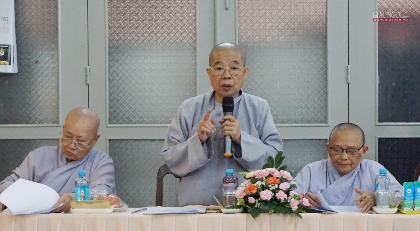Ni trưởng Thích nữ Nhật Khương, Phó Trưởng Phân ban Ni giới Trung ương phát biểu góp ý chương trình lễ tôn vinh tại buổi họp Ni trưởng Thích nữ Nhật Khương, Phó Trưởng Phân ban Ni giới Trung ương phát biểu góp ý chương trình lễ tôn vinh tại buổi họp