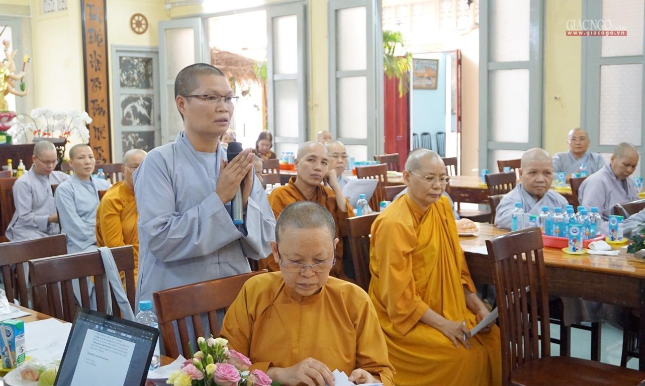 Sư cô Thích nữ Huệ Đức, Phó Thư ký trình các kế hoạch về tổ chức triển lãm Sư cô Thích nữ Huệ Đức, Phó Thư ký trình các kế hoạch về tổ chức triển lãm