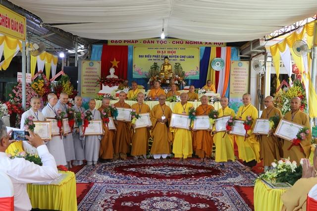 Chư tôn đức nhận Bằng Tuyên dương công đức Chư tôn đức nhận Bằng Tuyên dương công đức