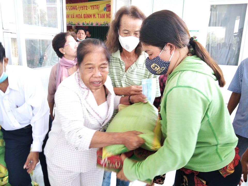 Đoàn từ thiện trao quà đến những hộ nghèo Đoàn từ thiện trao quà đến những hộ nghèo