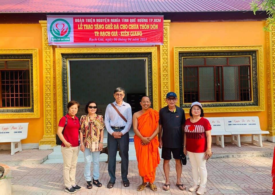 Trao tặng 20 ghế đá đến chùa Thôn Dôn, thành phố Rạch Giá Trao tặng 20 ghế đá đến chùa Thôn Dôn, thành phố Rạch Giá