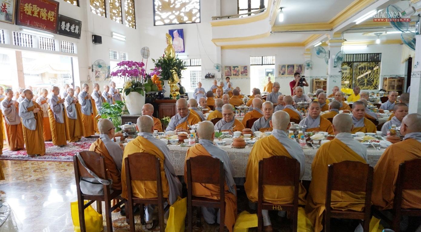 Quang cảnh lễ cúng dường trai tăng Quang cảnh lễ cúng dường trai tăng