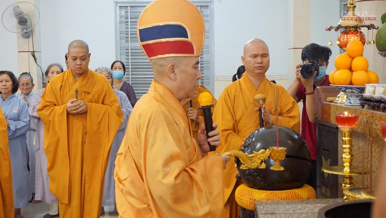 Chư tôn đức thực hiện nghi thức cung tiến Giác linh Ni trưởng Thích nữ Như Châu Chư tôn đức thực hiện nghi thức cung tiến Giác linh Ni trưởng Thích nữ Như Châu