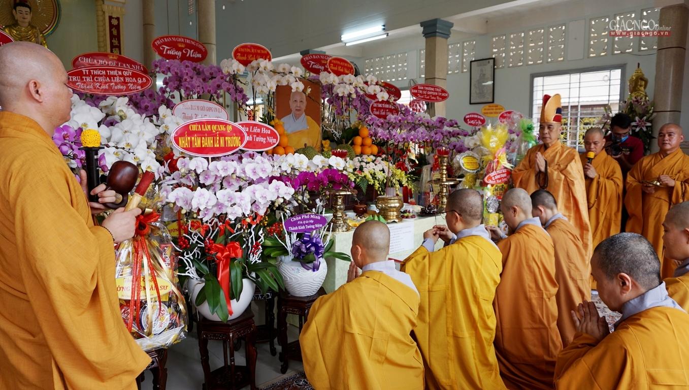 Môn đồ hiếu quyến trước Giác linh Ni trưởng thành kính niêm hương Môn đồ hiếu quyến trước Giác linh Ni trưởng thành kính niêm hương