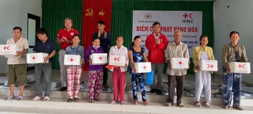 Các gia đình khó khăn nhận quà Các gia đình khó khăn nhận quà