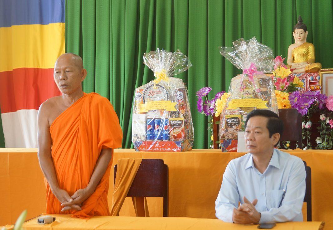 Hòa thượng Danh Đổng đã cảm ơn đến ông Đỗ Thanh Bình và thành viên đoàn Hòa thượng Danh Đổng đã cảm ơn đến ông Đỗ Thanh Bình và thành viên đoàn