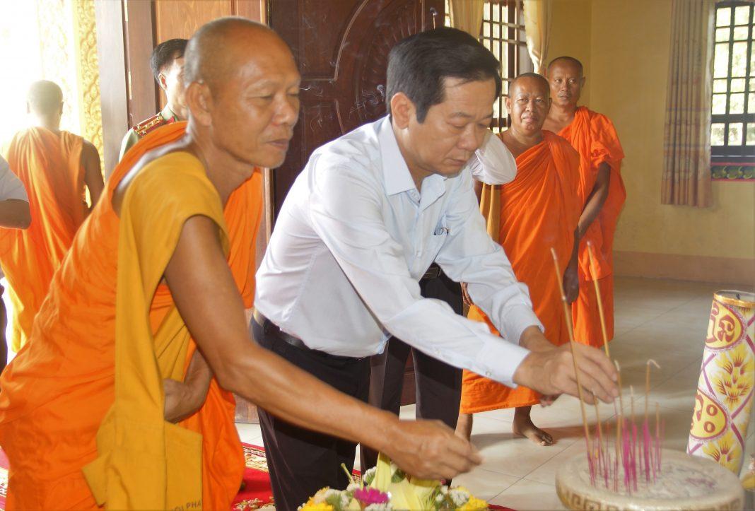 Hòa thượng Danh Đổng, Bí thư Tỉnh Ủy Đỗ Thanh Bình thắp nén hương tưởng niệm Hòa thượng Danh Đổng, Bí thư Tỉnh Ủy Đỗ Thanh Bình thắp nén hương tưởng niệm