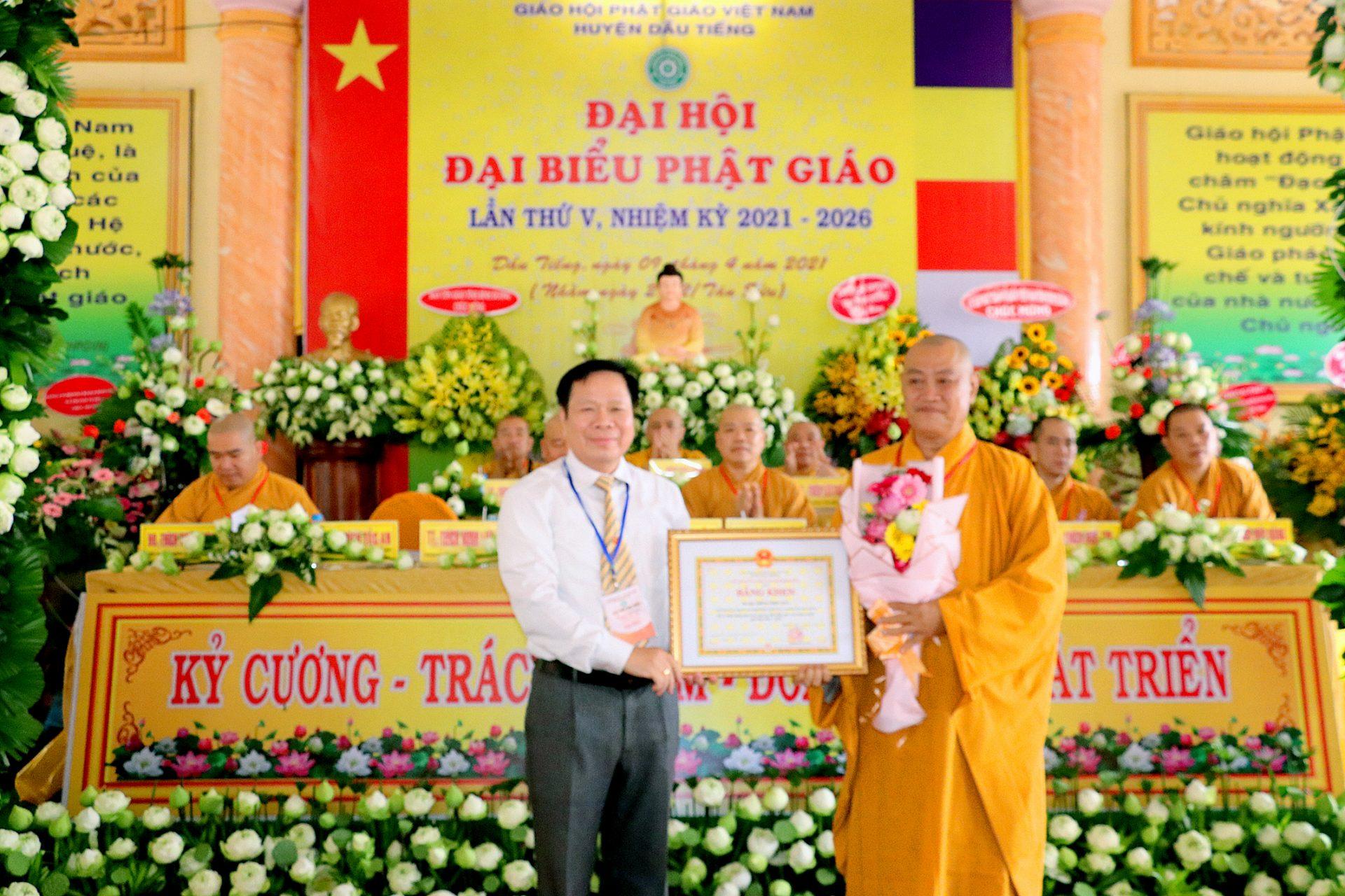 Nhận Bằng khen của Ủy ban Nhân dân tỉnh