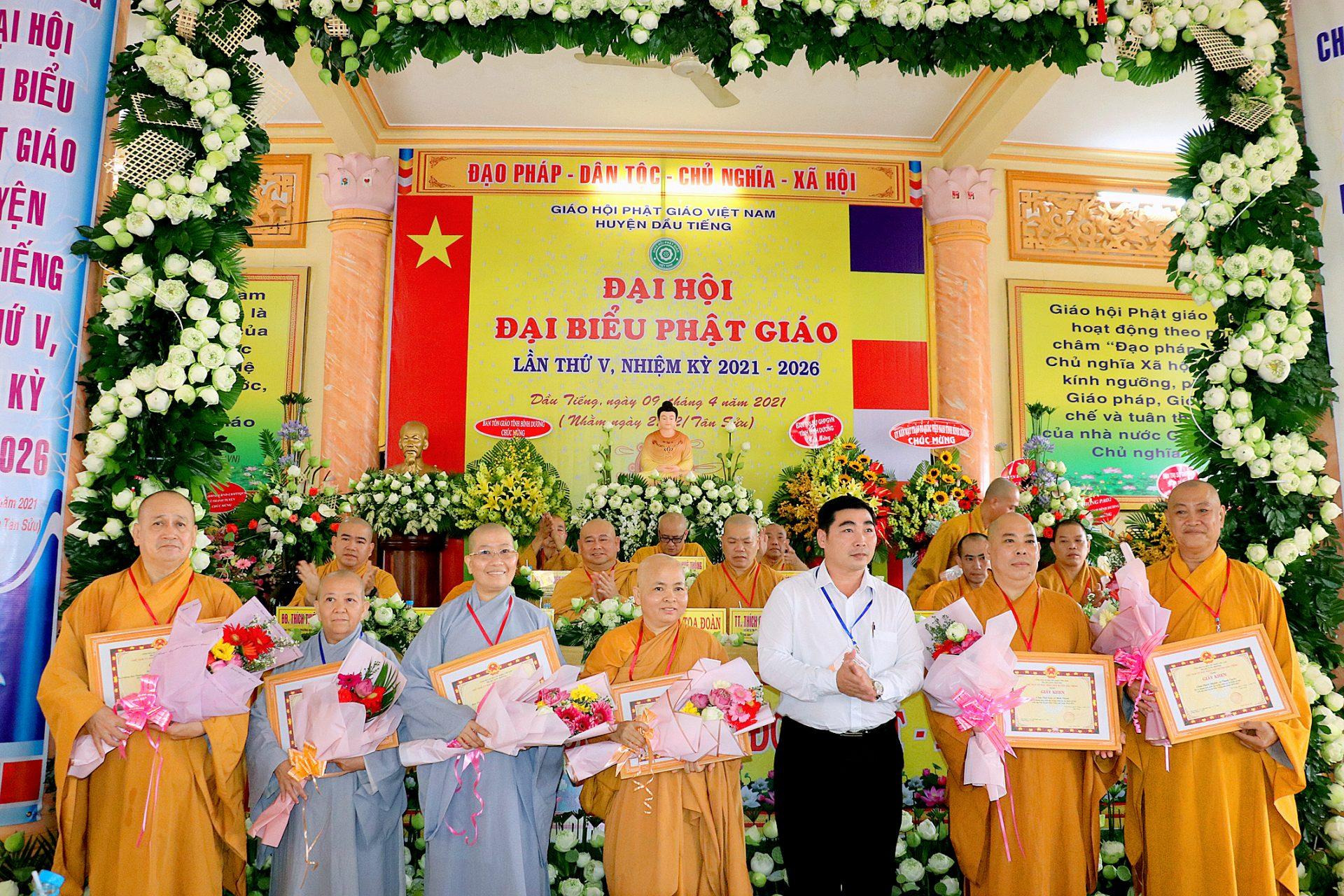 Chư Tăng Ni nhận Bằng khen cho những đóng góp trong nhiệm kỳ qua