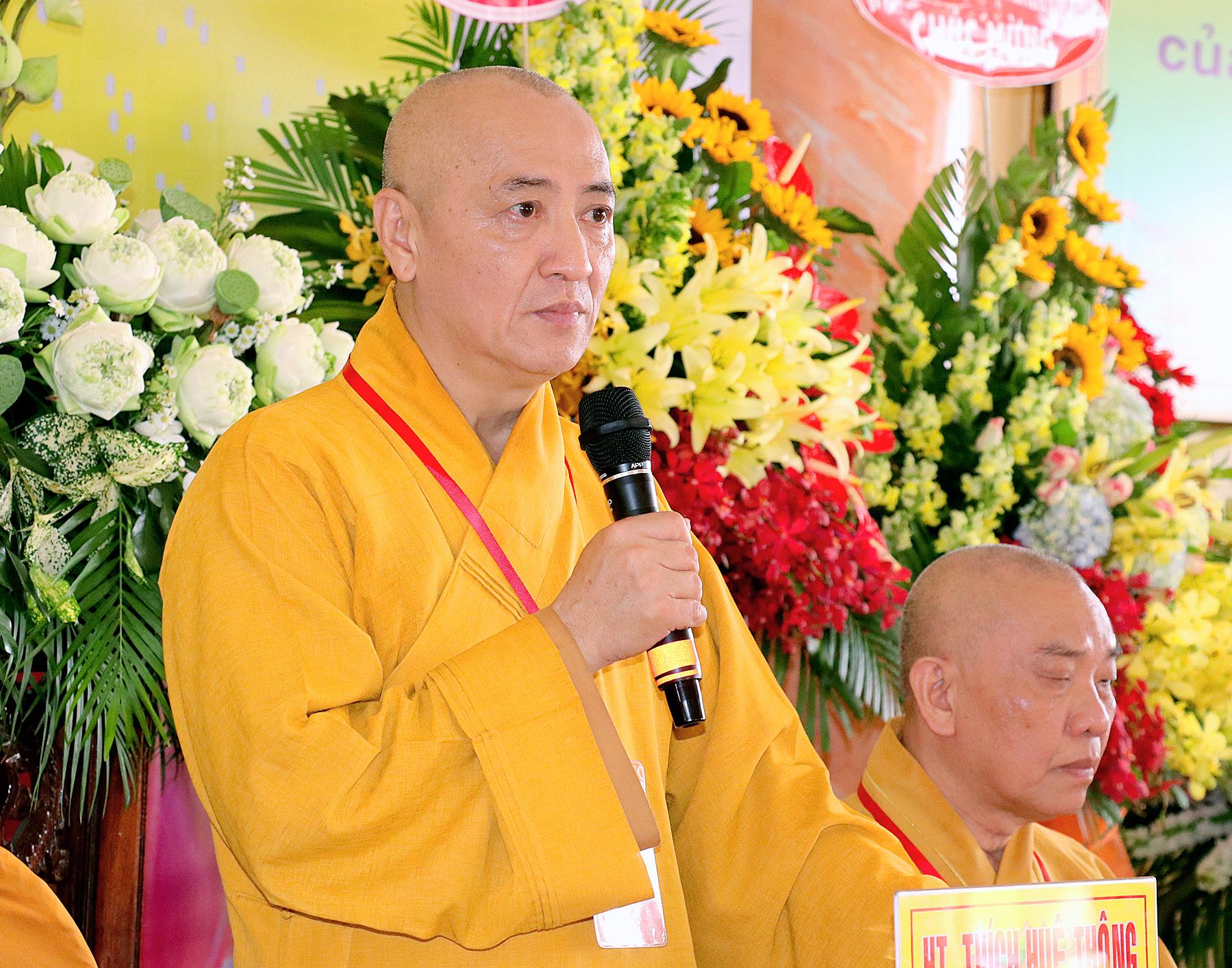 Hòa thượng Thích Huệ Thông lấy ý kiến biểu quyết của đại biểu thông qua danh sách nhân sự