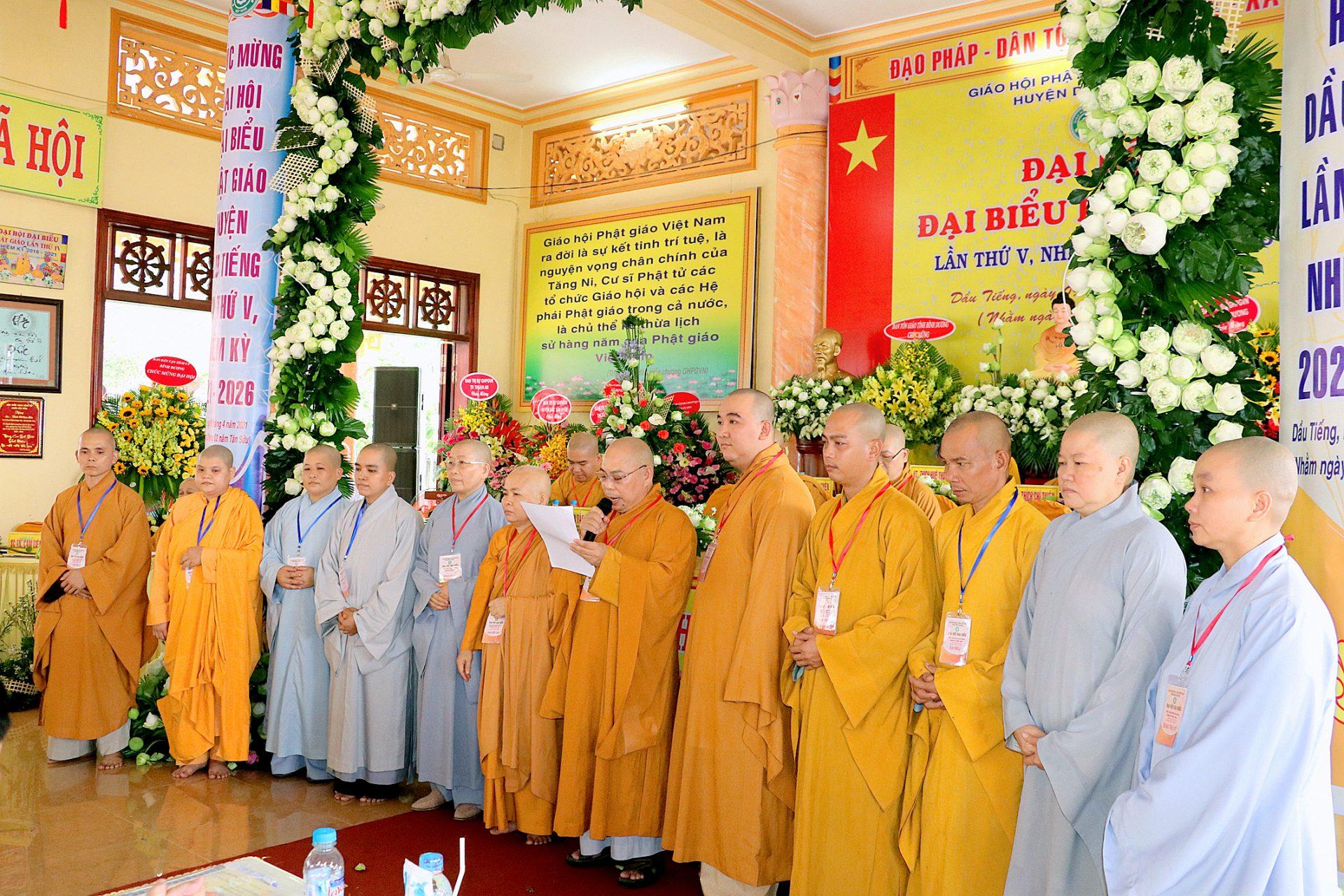 Đại đức Thích Tắc An cùng thành viên tân Ban Trị sự huyện Dầu Tiếng ra mắt đại hội