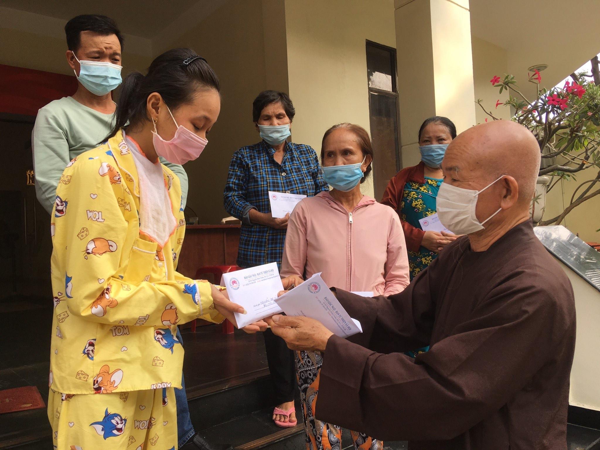 Hòa thượng Thích Tâm Viên trao tiền của bạn đọc ủng hộ đến bệnh nhân - Ảnh: M.Tuyền Hòa thượng Thích Tâm Viên trao tiền của bạn đọc ủng hộ đến bệnh nhân - Ảnh: M.Tuyền