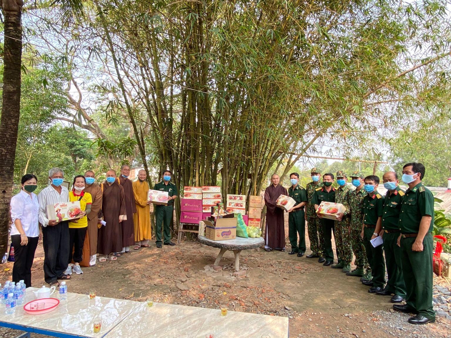 Trao quà tại các chốt biên phòng - phòng chống dịch bệnh Covid19