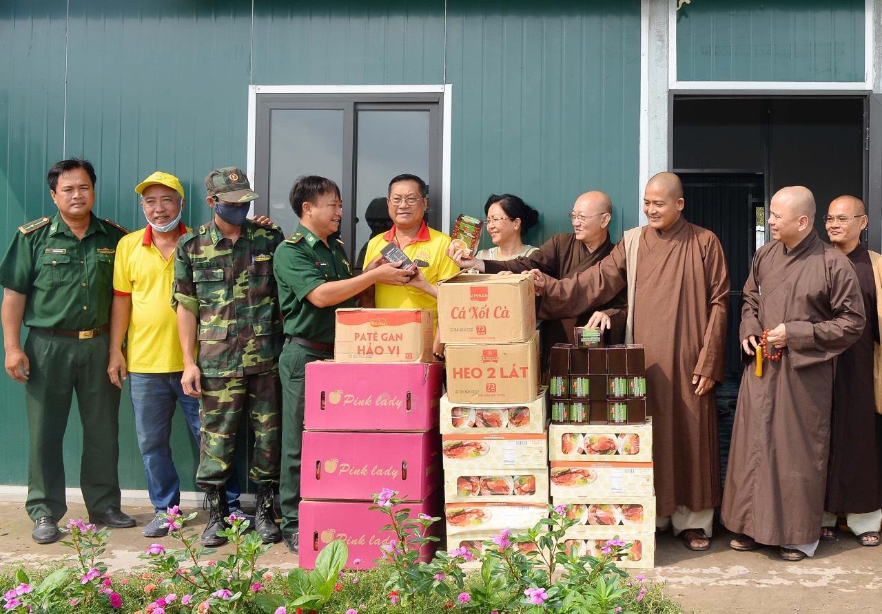 Đoàn trao quà đến các chốt biên phòng