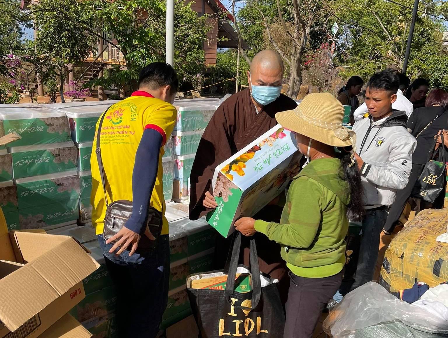 Trao quà đến bà con đồng bào dân tộc khó khăn tại Gia Lai - Ảnh: T.N Trao quà đến bà con đồng bào dân tộc khó khăn tại Gia Lai - Ảnh: T.N