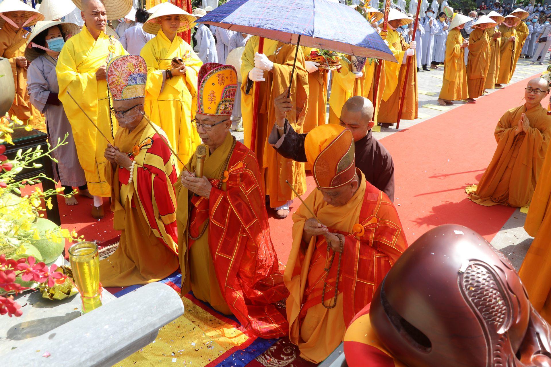 Niêm hương cầu nguyện an vị khu vườn đại nguyện Niêm hương cầu nguyện an vị khu vườn đại nguyện