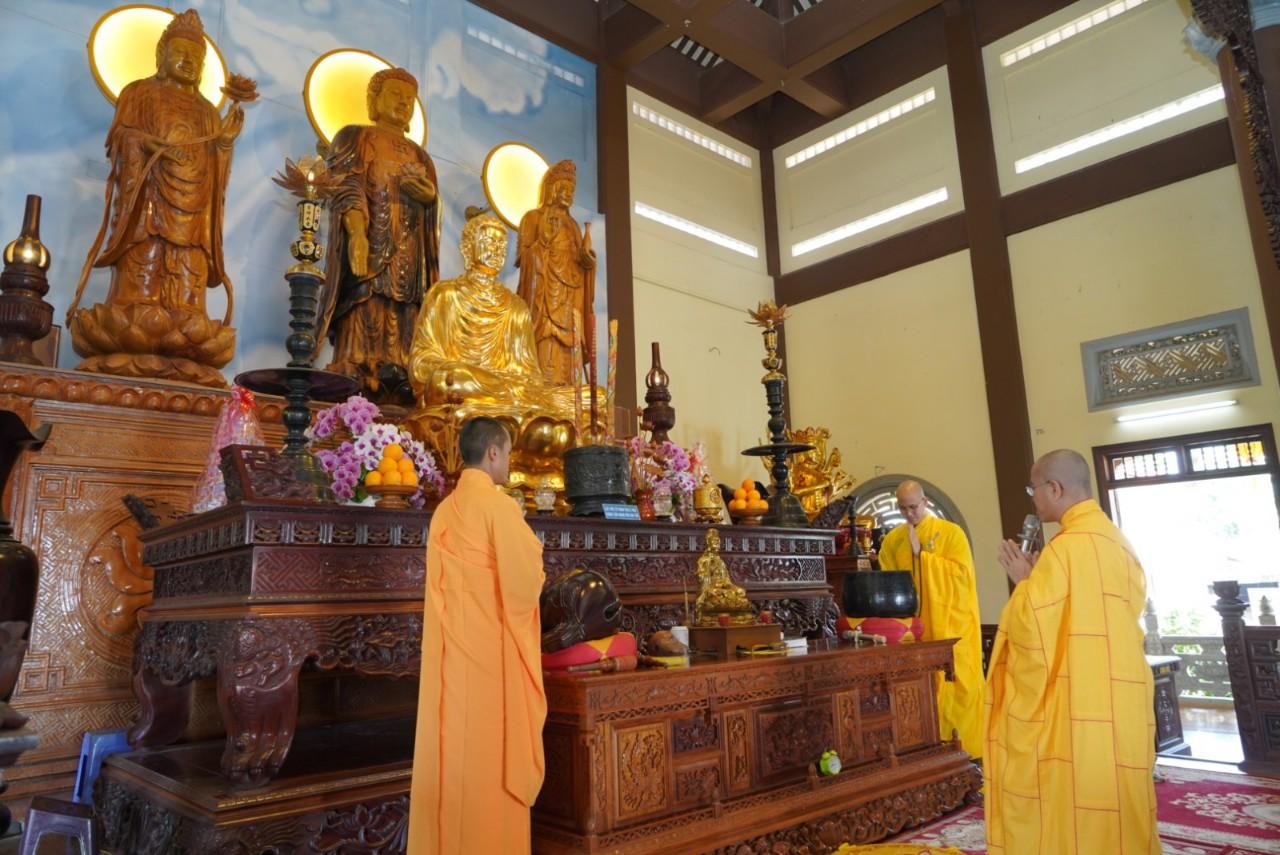 Chư tôn đức đảnh lễ Tam bảo